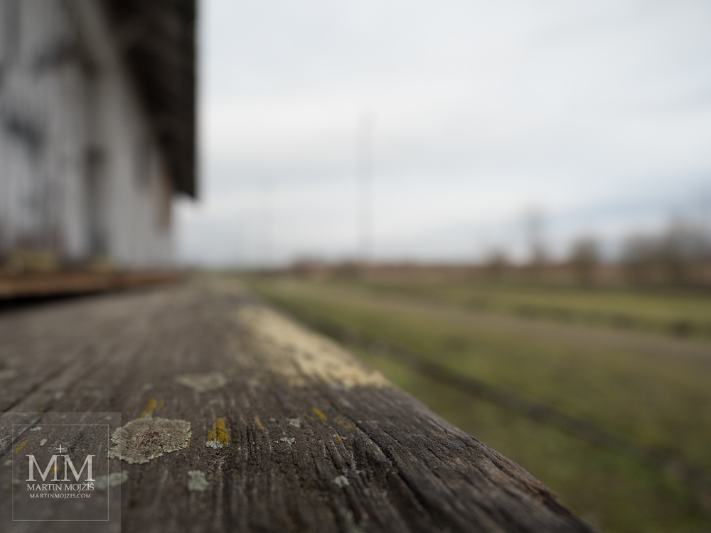 Dřevěná nakládací rampa železničního skladiště. Fotografie vytvořena objektivem Olympus 12 - 40 mm 2.8 Pro.